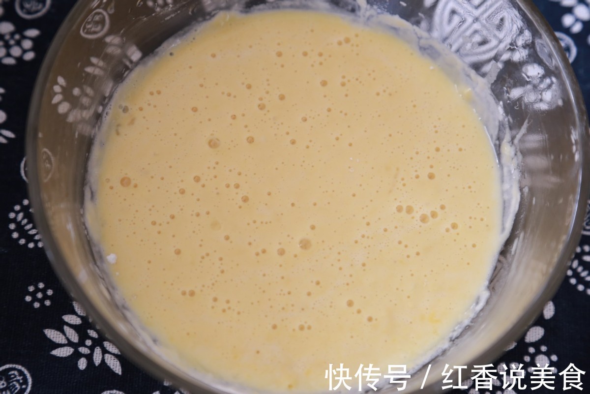 金针菇裹上面粉在油锅中炸一炸，酥脆可口，越吃越香