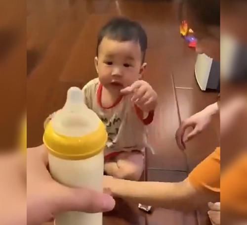 萌娃因“奶瘾”超大走红，网友：建议直接把娃送到戒奶所比较好！