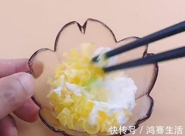 衣服越洗越黄,妈妈教我放2粒这东西,洗完衣服又白又新,贼干净