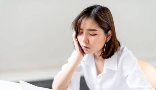 女性|快50岁时，女性下半身若没有这4种表现，恭喜你，说明你还年轻