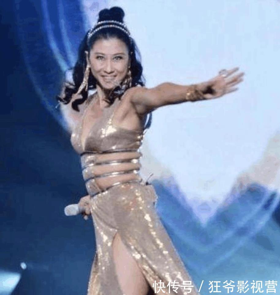 玻尿酸|一代天后坚持演出,一脸玻尿酸出镜,网友:身材走形就别穿这种衣服