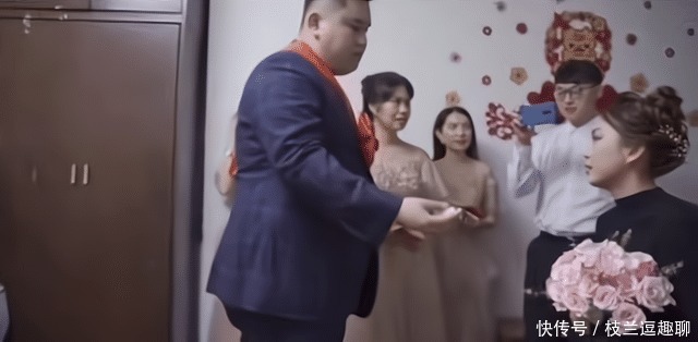 撕毁|婚礼上,新郎不肯读“爱的宣言”当众撕毁,新娘的举动显高情商