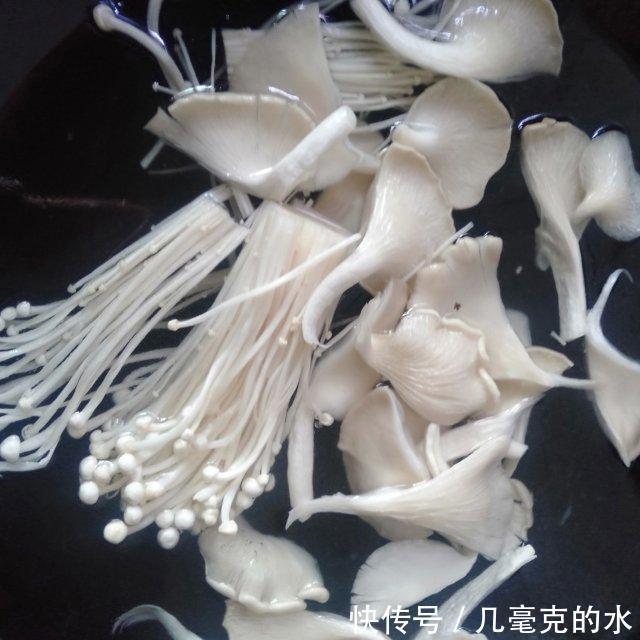 搭配着|豆腐菌菇汤,蔬菜搭配着一道汤菜,非常的美味