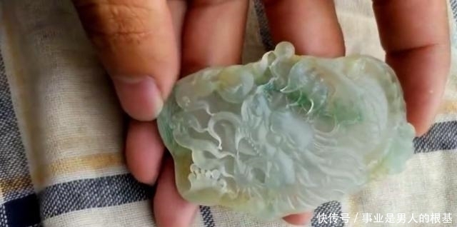 网友2000元买了个奇形怪状的大马坎翡翠原石,切出一对龙凤牌