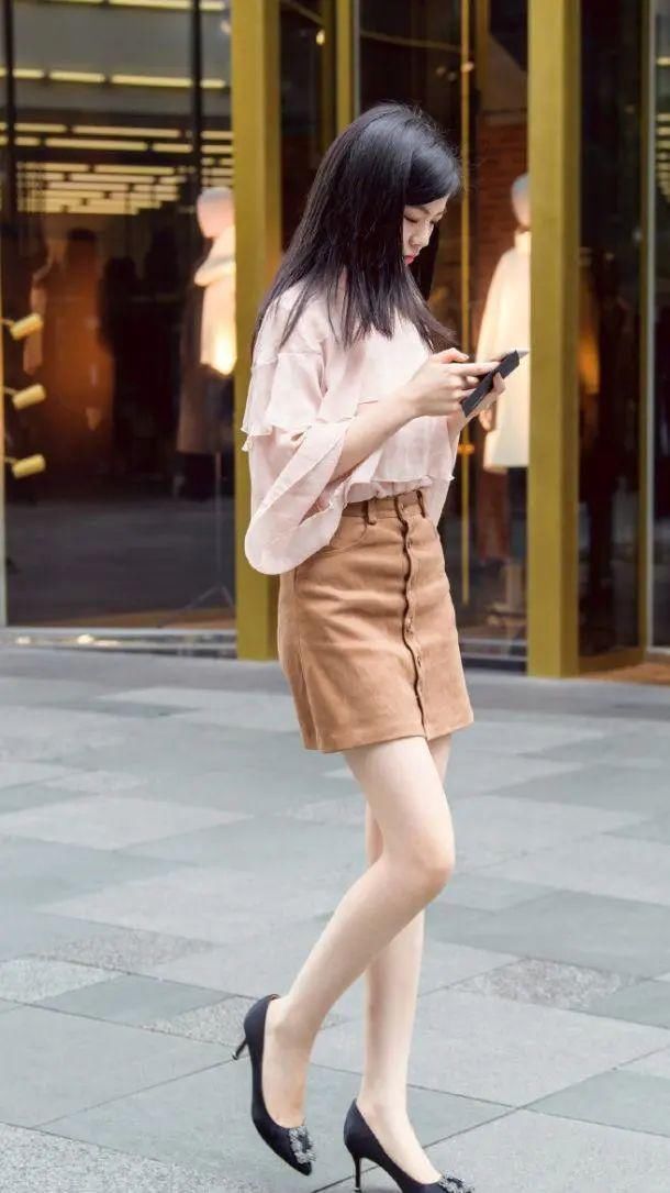 小姐姐|小姐姐半身短裙穿搭,展现出了几分雅致浪漫的格调
