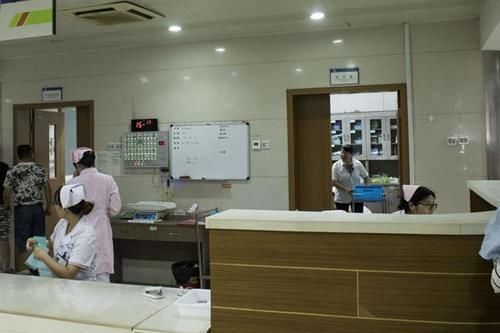 新生儿|为啥刚出生的宝宝,屁股上会有一大块“淤青”?是被挤压到了吗?