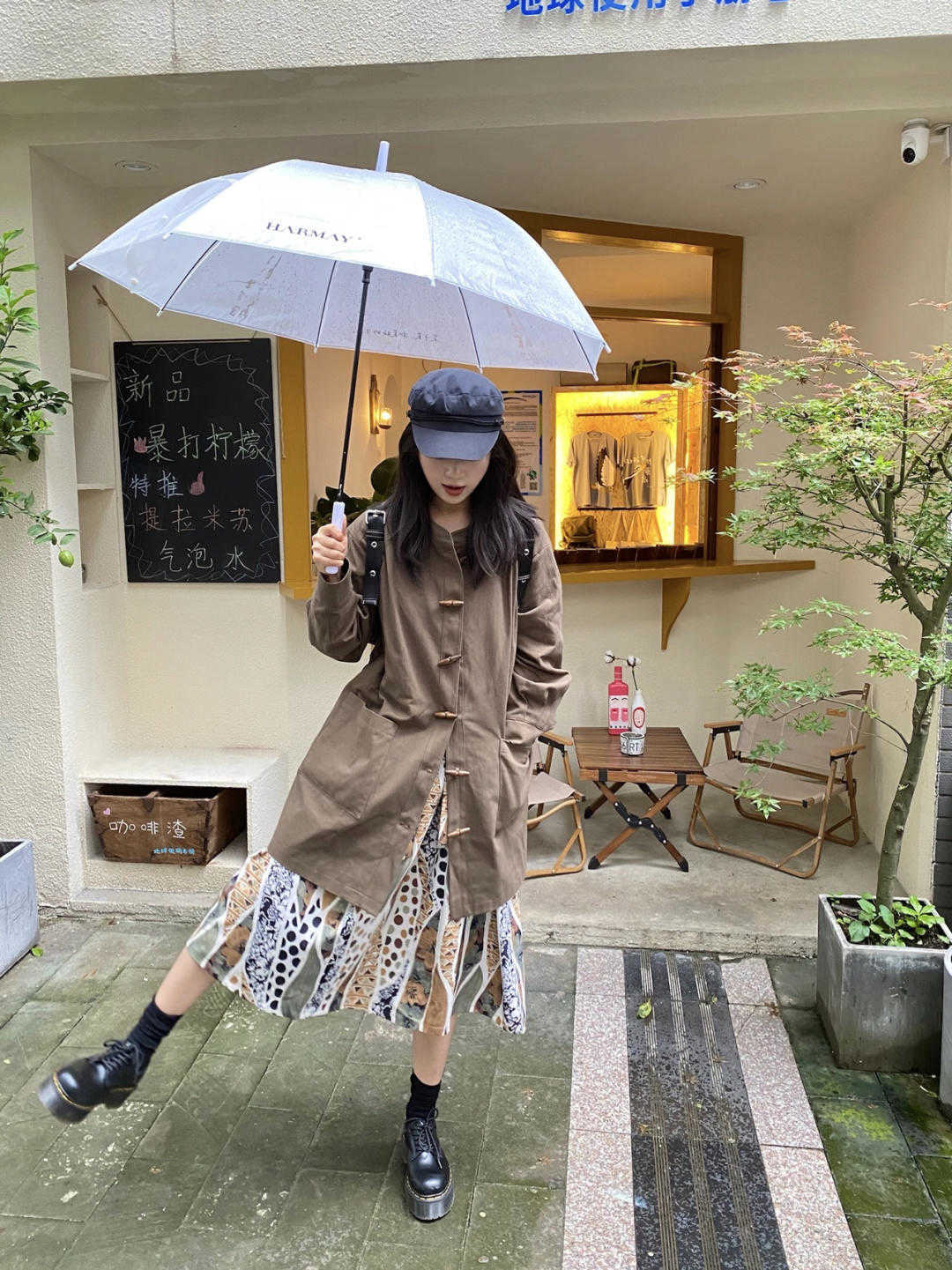 风衣|40+女人如何穿衣显年轻?大衣搭配半身裙,让你整个秋冬高级时髦