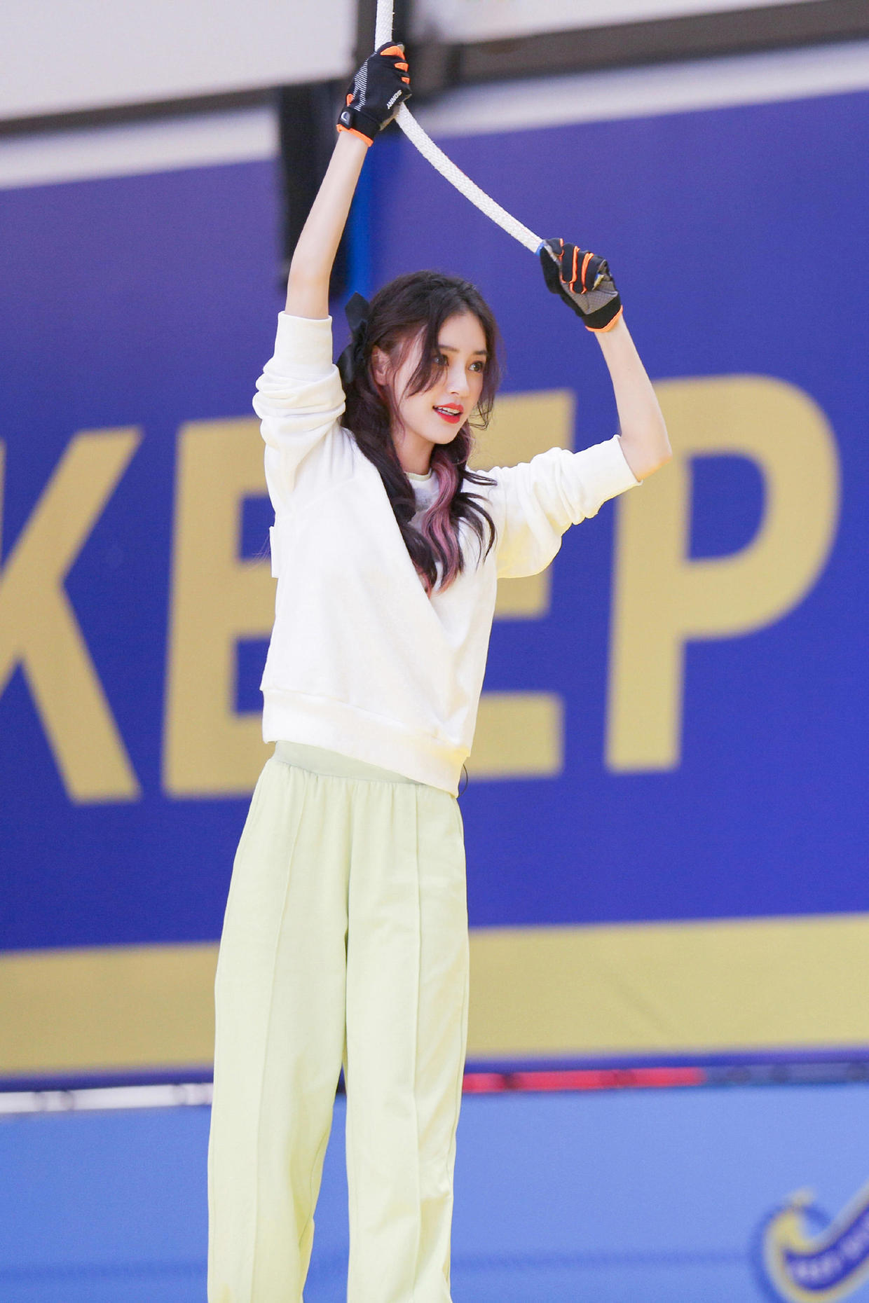 背心|Angelababy又美到我了,背心配半身裙随性低调,当妈了身材仍纤细