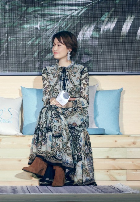 马伊琍|马伊琍才是辣妈圈顶流，穿黑色皮衣搭配紧身裤，高级时髦又个性