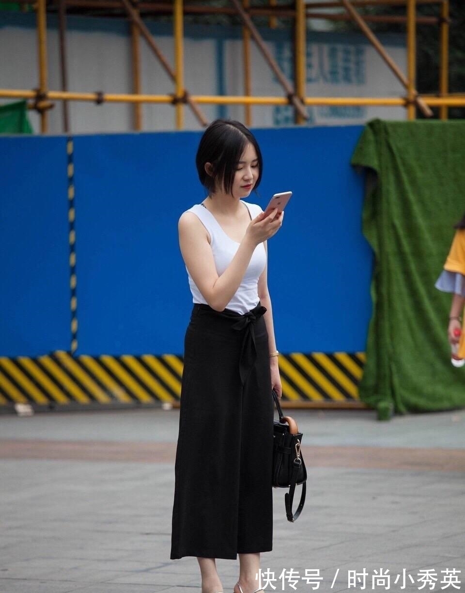 高跟鞋|适合美丽的初秋,白色背心搭配直筒长裙,显瘦显腿长