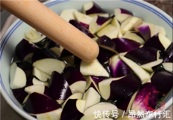 茄子蒸制|炒茄子,切忌直接下锅炒,多做这1步,茄子不吸油不发黑,真下饭