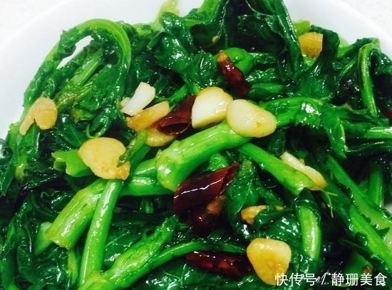 不管炒什么青菜，在下锅前都多加“1步”，菜叶绿的发亮