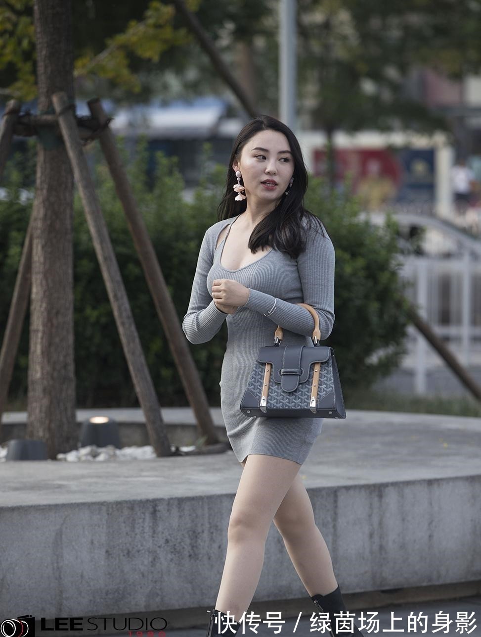 春夏秋冬 这双短靴一年四季姑娘们都在穿, 可见姑娘们对它的喜爱程度!