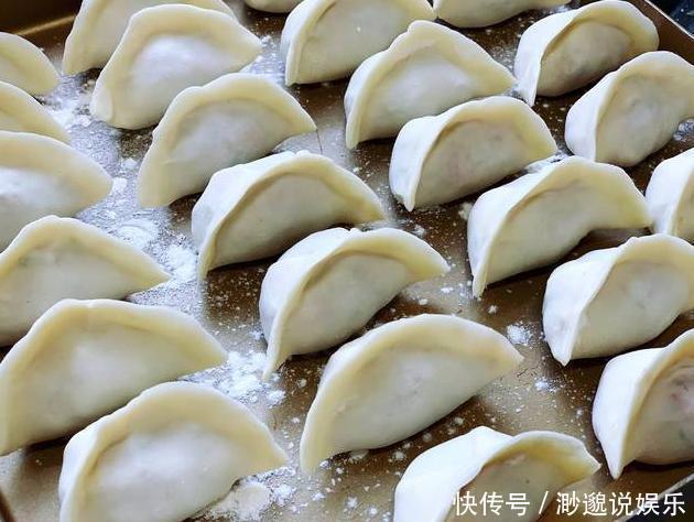 包好饺子,直接冻冰箱就错了!教你2个方法,放半年不开裂不粘连
