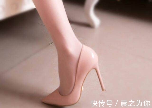 高跟鞋 与肉丝袜的相遇,是粉色少女系高跟鞋更时髦,还是红色女神系高跟鞋更靓丽呢?