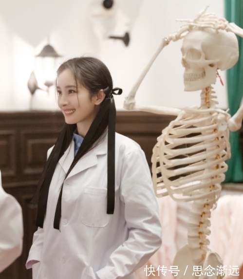 邓伦|《密逃》民国医院真的来了！何炅二度加盟成杀手锏，粉丝却很担心