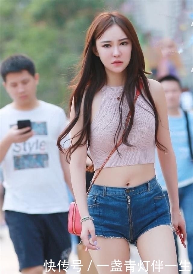 街拍美女小姐姐这热裤够潮,中间的拉链设计将热裤分成两半