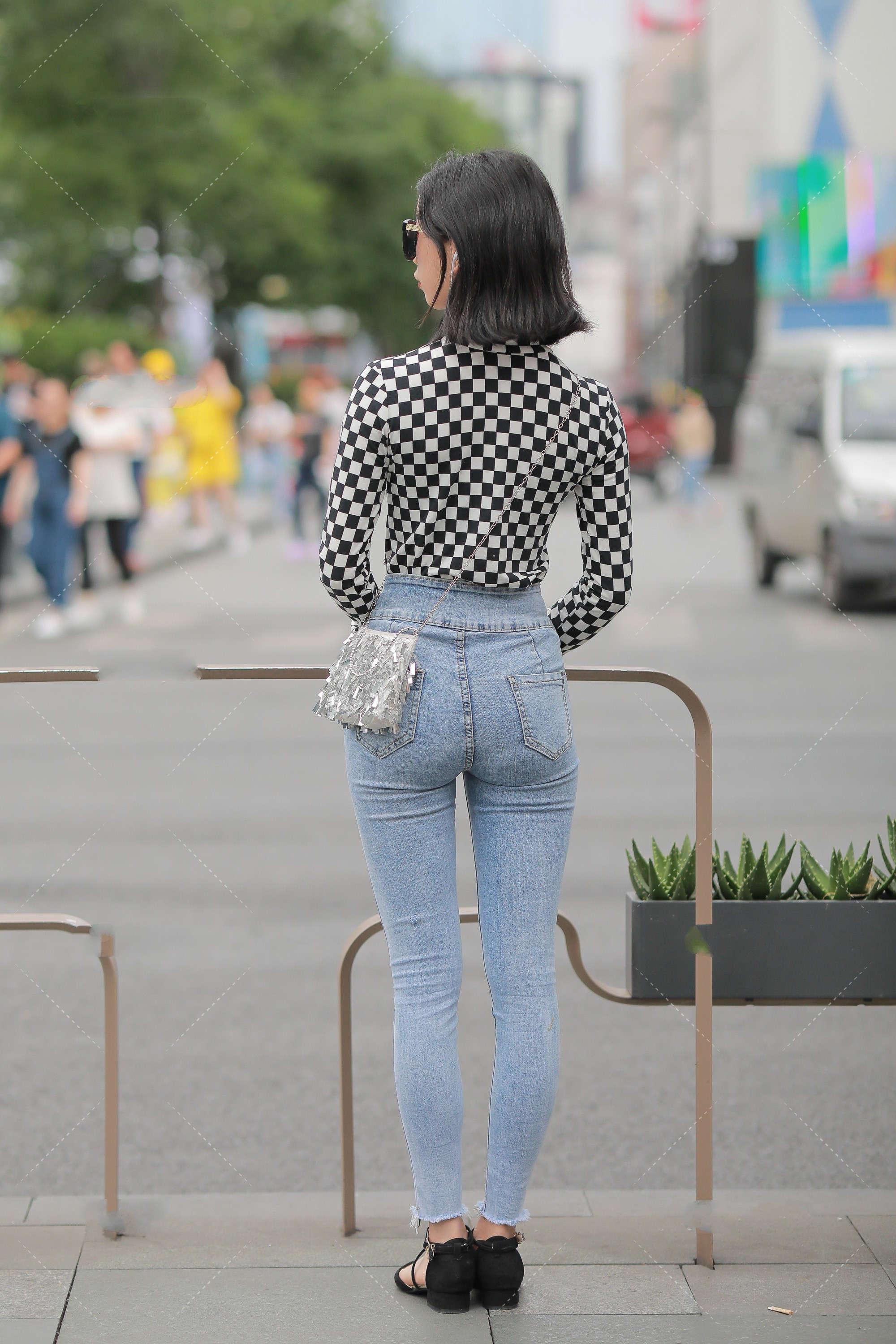 牛仔裤|黑白格上衣搭配浅蓝色牛仔裤, 炫酷清新, 个性时髦