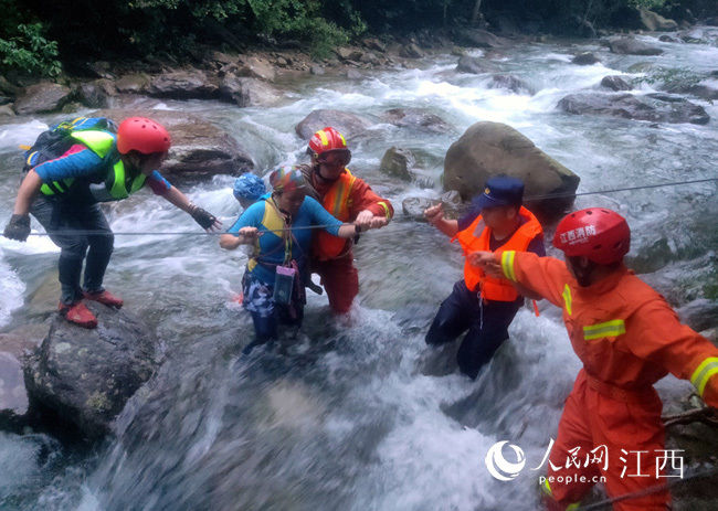 营救|江西九江：90名驴友突遇山洪被困山中 消防成功营救