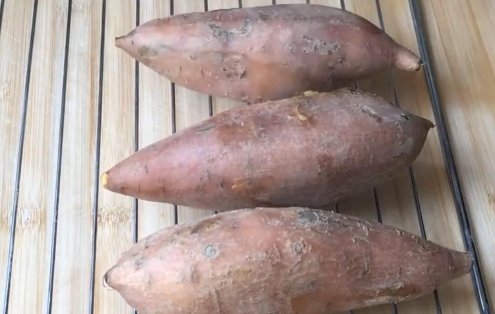  好吃|买几个红薯回家给孩子做个“红薯干”，香甜美味有嚼劲，超好吃