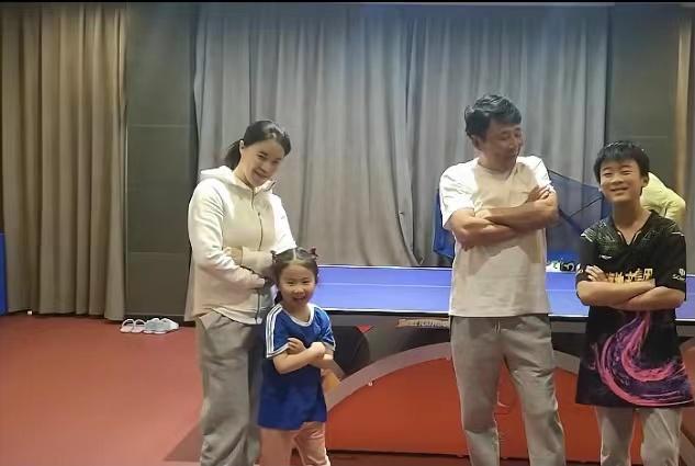 家庭内战|王楠家庭内战!母女4-0横扫父子,富豪老公抱胸憋嘴:险胜而已
