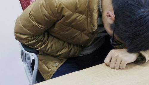 肝细胞|49岁男子查出肝癌，医生无奈：睡前有件事不该做，但他却乐此不疲