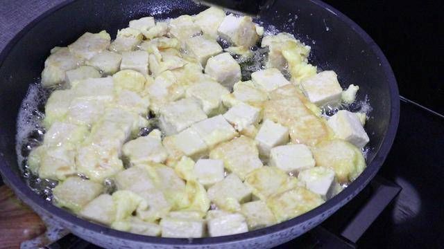 豆腐里打两个鸡蛋,没想到这么好吃,外焦里嫩,比红烧肉还香
