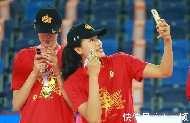 江苏女排|29岁女排国手加盟冠军队后脱胎换骨，将成李盈莹国家队主力对角