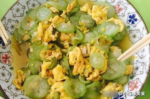 丝瓜|炒丝瓜，有人用盐腌，有人加醋泡，都不对！这才是正确做法，真香