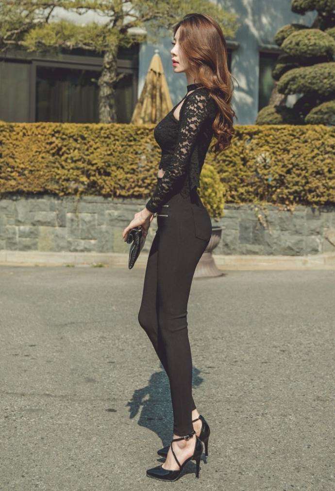 紧身裤|长发披肩的小美女,镂空上衣配紧身裤,女神气质与众不同