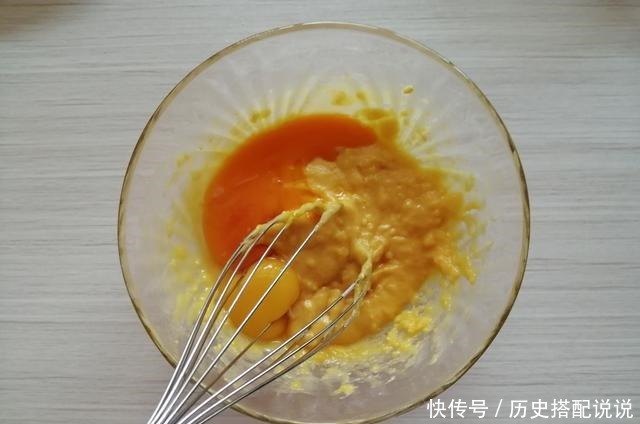  这蛋糕不回缩不开裂，细腻松软，蛋香浓郁，4种食材就可以做出来