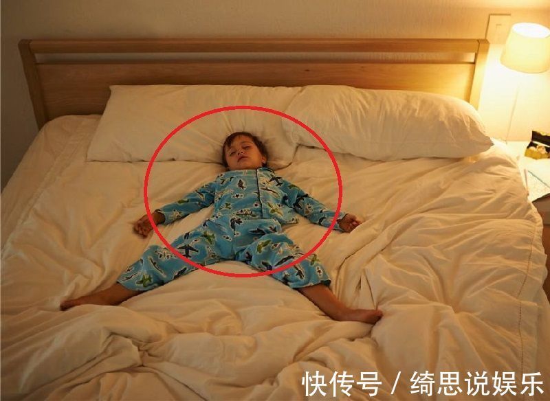 丽丽|孩子睡觉爱踢被子就是因为怕热错!你不知道孩子有多难受