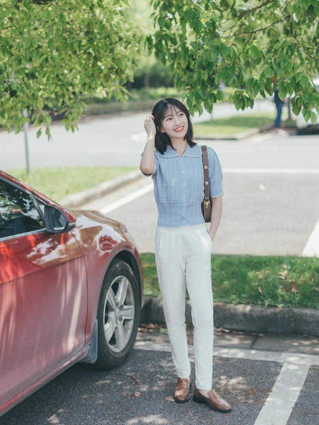 时尚博主|初秋的白裤子依然很“火”，搭配浅蓝色泡泡袖上衣，高级又洋气