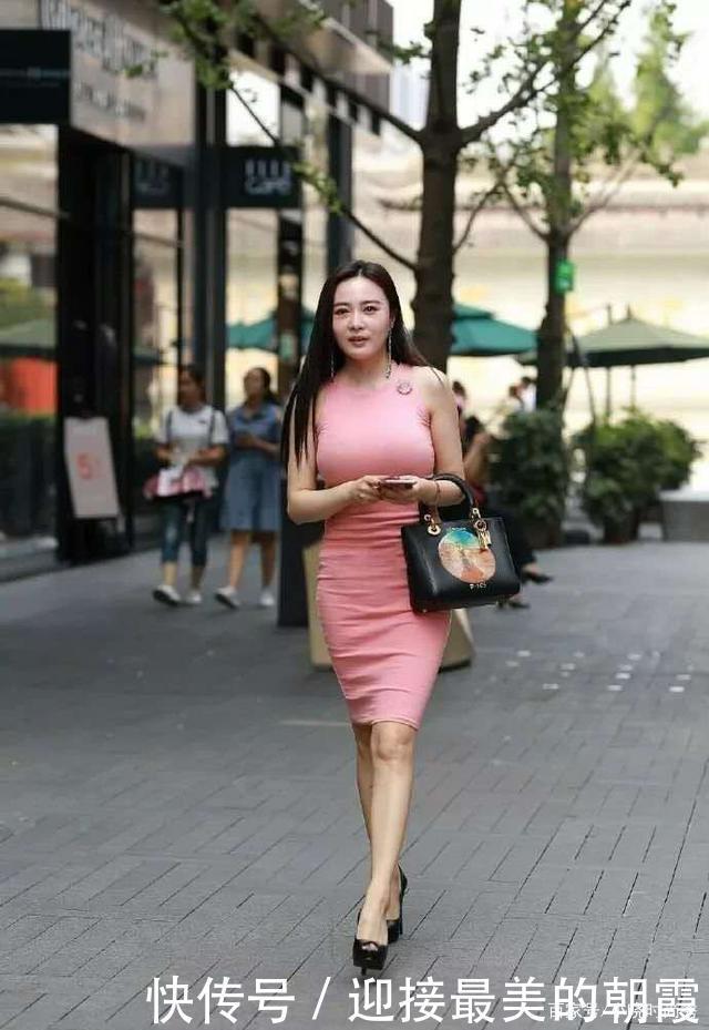微胖的美女，粉红色的裙装，出众又婀娜