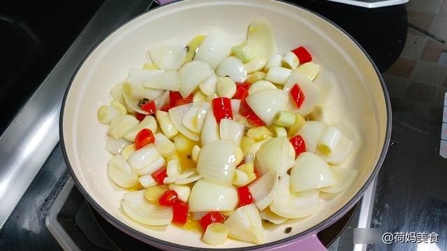 降温了，在家秘制一锅鱼头煲，鲜香入味又下饭，上桌夫妻俩抢着吃