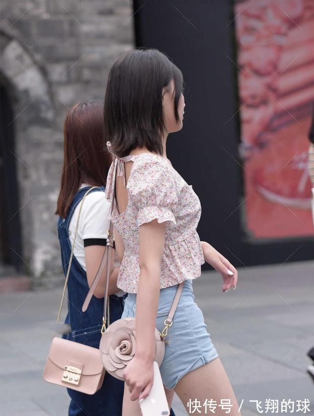 小碎花 方领设计的小碎花衣服,清新又可爱,搭配牛仔裤更是甜美!