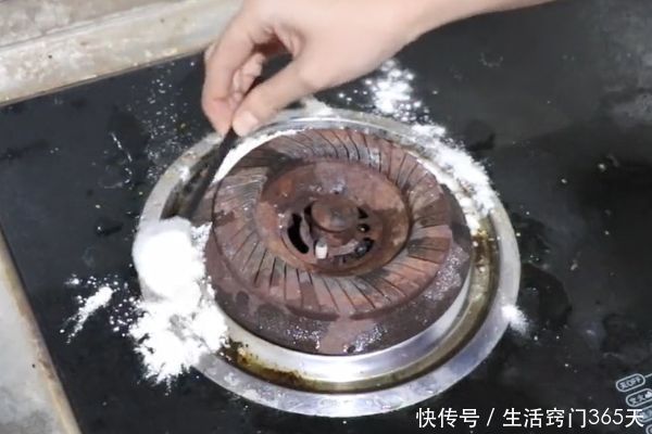 抓紧在灶台撒把食盐,10个家庭9个都需要,学会一年能省几百元