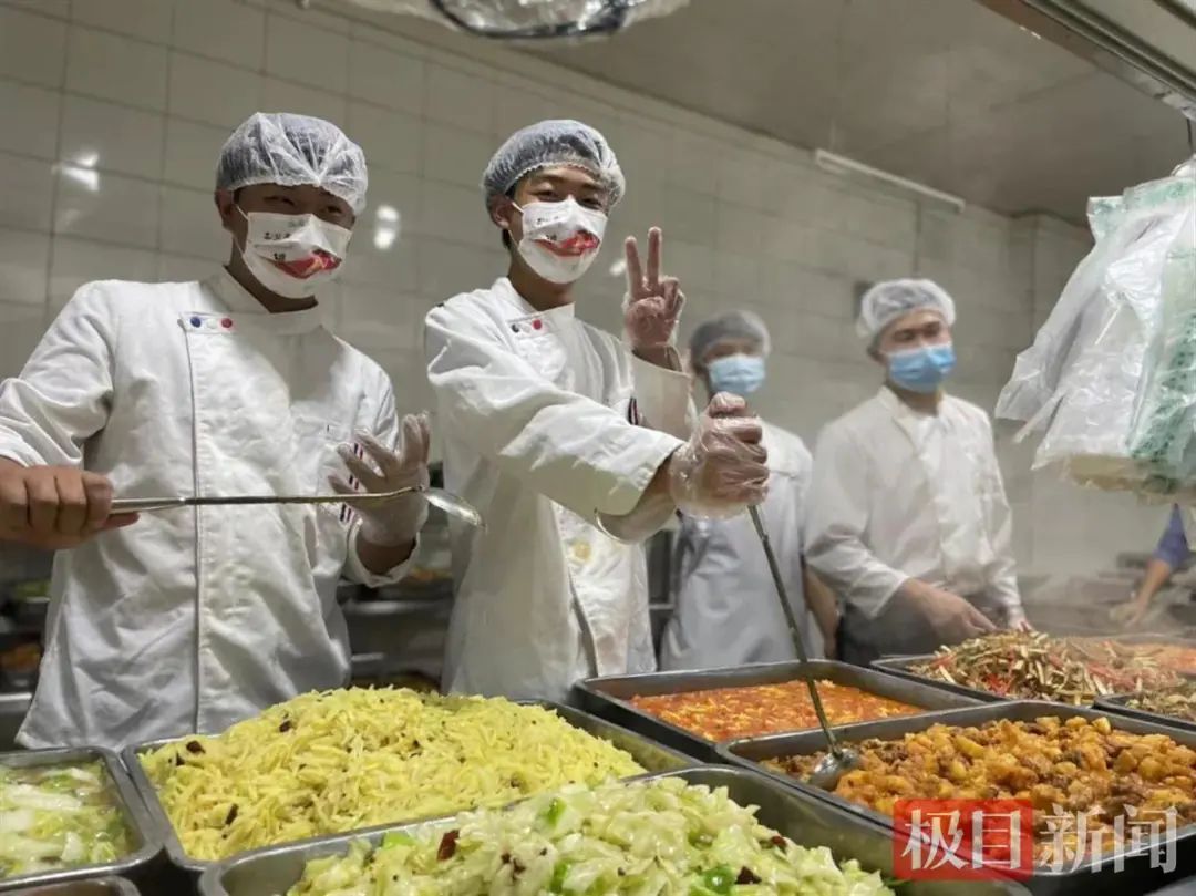 后勤|高校学生意外成了“食堂阿姨”，竟还收获了这样的评价......