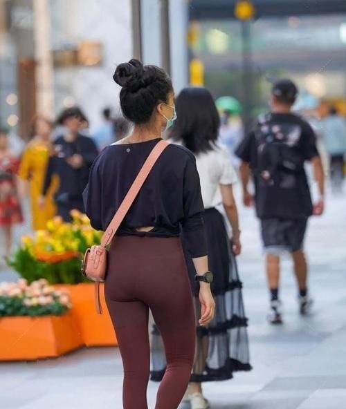 搭配 蓝色经典长袖搭配白色直筒打底裤,满足你的身材,特别好看