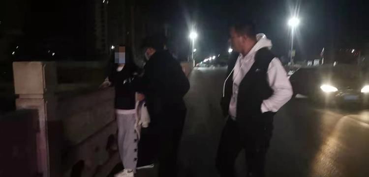 救助|潍坊诸城：女子欲跳河轻生警民联手成功救助