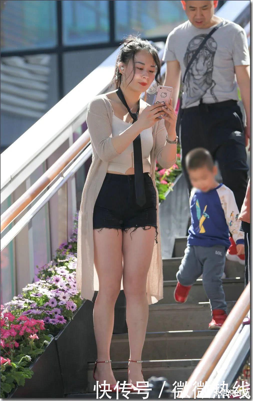 时髦的穿着让“丰腴动感”的大姐姐，在街头“翩翩起舞”