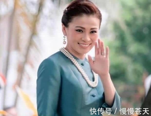 华裔王后#44岁苏提达秀中文,介绍兰花刺绣旗袍,华裔王后对中国风着迷