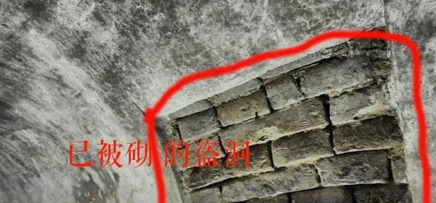 盗墓贼黑吃黑大墓内有斧头和头颅,原是墓外接宝贝的下黑手!