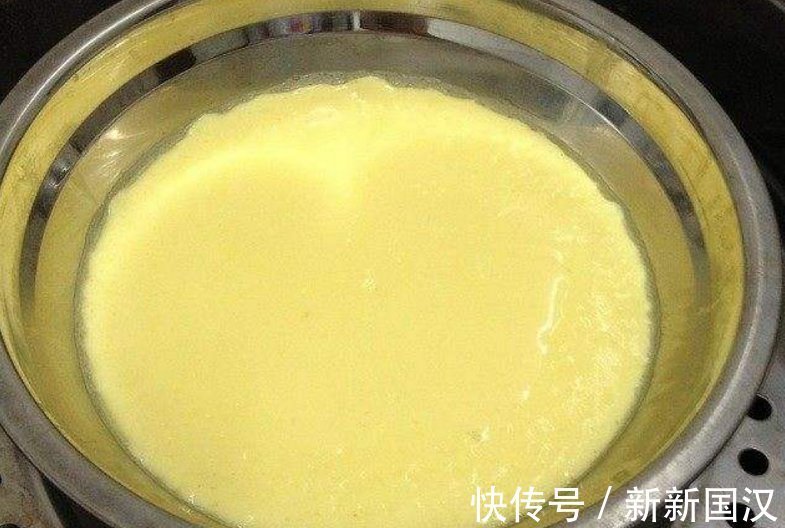 蒸鸡蛋羹，直接水的做法是不对的，牢记这1点，鸡蛋羹滑嫩