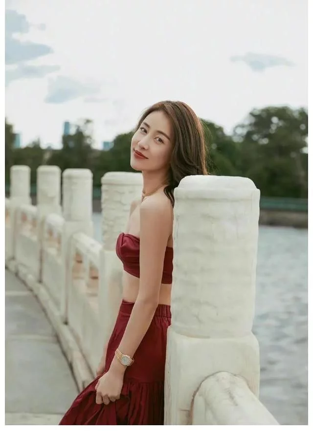 贾青红色礼服裙装，妩媚动人插图3