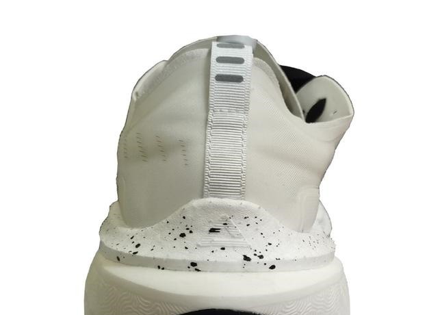 碳板跑鞋 新鞋谍照看个够!安踏又出新科技,匹克碳板跑鞋终于变帅了!