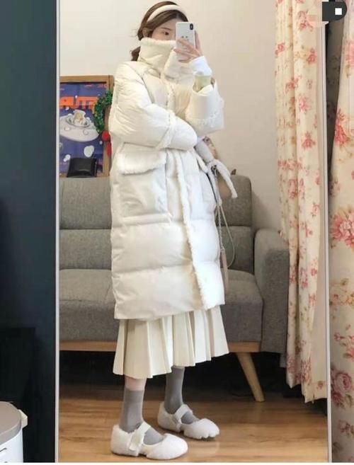 今年流行“羽绒服+半身裙”显高又温柔，建议小个子穿