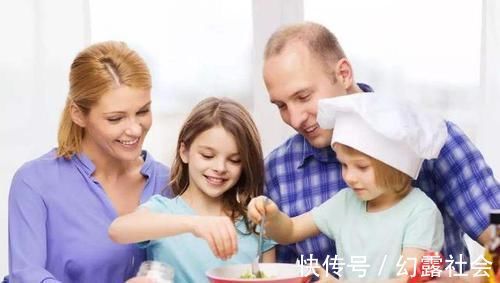 零食|高铁上,3岁男孩看到乘务员吃零食就迈不开腿,网友:真心顶不住