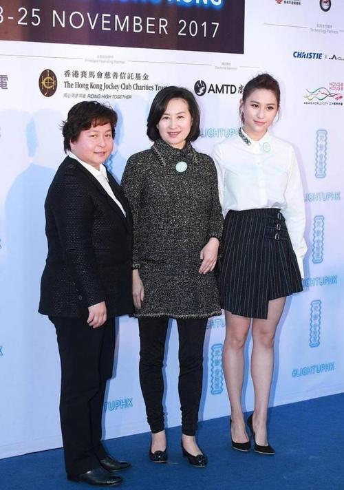 香风|何超琼穿小香风连衣裙亮相,不愧是赌王千金,端庄大气很贵气