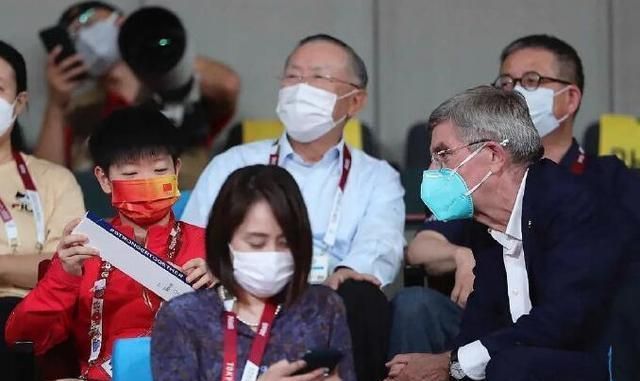 曼昱|国乒3姐妹太逗了!孙颖莎收获徽章却被陈梦抢走:曼昱梦姐都抢